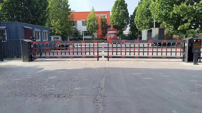 工廠2個出入口人行門 車牌識別一體安裝